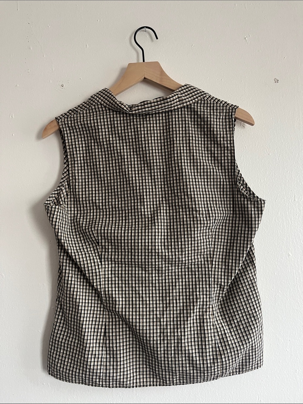 Casual Corner Black and White Gingham Sleeveless Button-Down Top - Picture 5 of 5